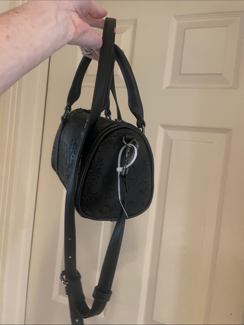 Betsey Johnson Black Skull Crossbody Bag - Picture 6 of 6